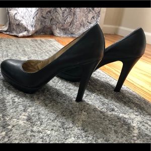 Jessica Simpson Black leather pumps